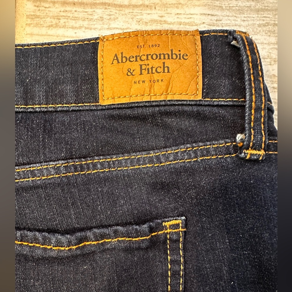 Never worn women’s Abercrombie and Fitch super skinny jeans
28 waist 
31 length